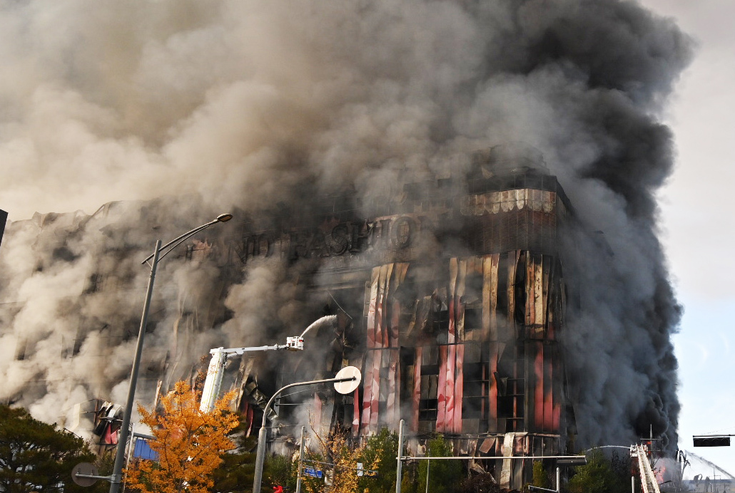 천안 이랜드 물류센터 9시간여 만에 불길 잡아…의류·잡화 1100만장 전소 
