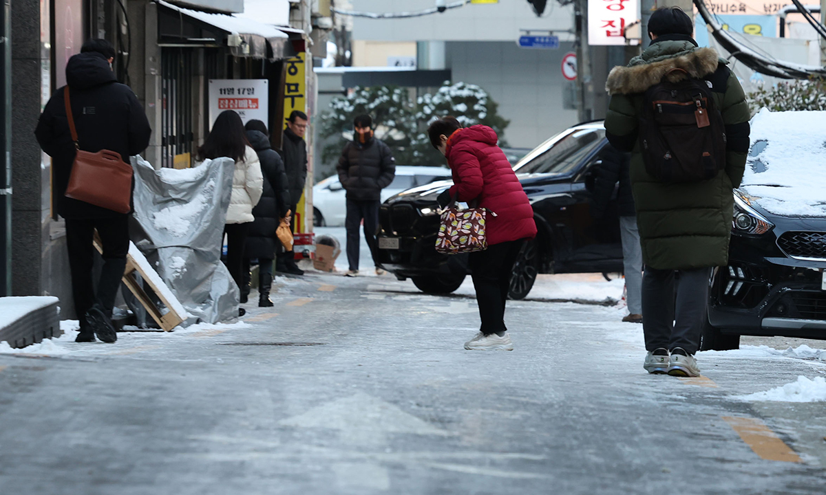 한파보다 무서운 빙판길… &${esc.h}34;어르신들 보폭은 좁게, 손은 주머니 밖으로&${esc.h}34; [건강+]