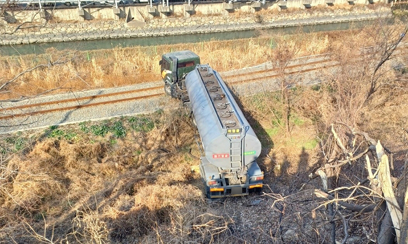 여수서 승용차와 충돌한 탱크로리, 5m 아래 철길 추락… “인명피해 없어”