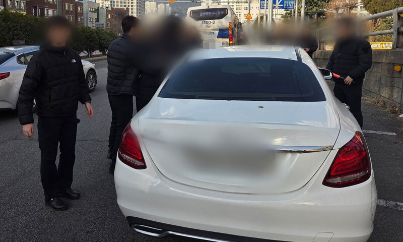 경찰 버스 앞에서 ‘비틀’…설 연휴 아침 만취 운전자 현행범 체포