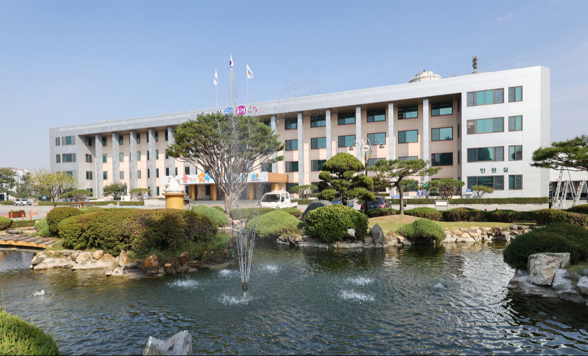 교장이 지자체 예산으로 가족·지인에 공연 티켓 제공 논란