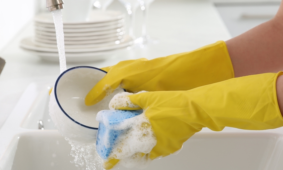 “맨손 설거지 아빠가 승리자였나”…고무장갑 계속 쓰면 세균 17배