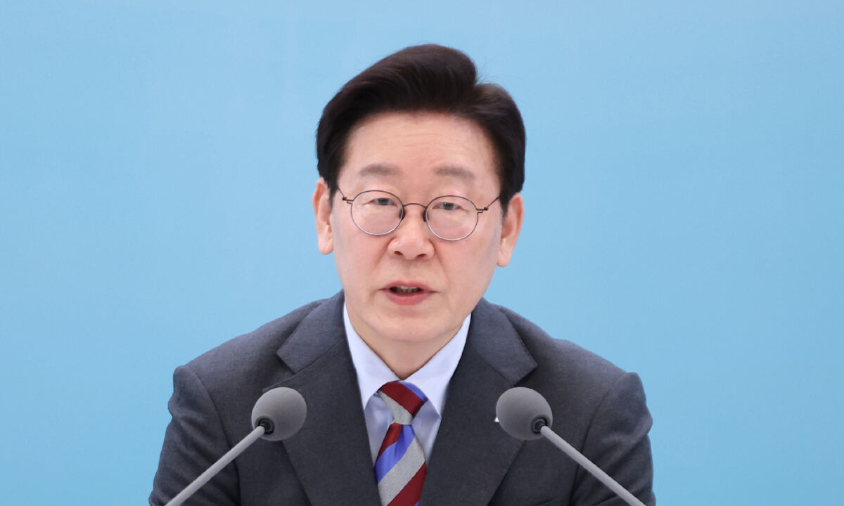 李 “부동산 정책 논의서 다주택 공직자 제외…0.1%의 결함도 있어선 안 돼”