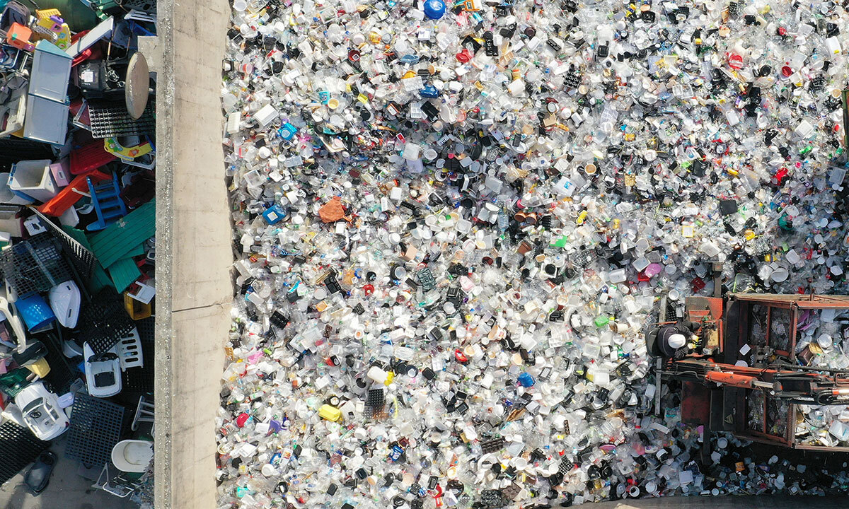 정부, 탈플라스틱 대책 발표…“배달용기 경량화, 폐기물부담금제 보완”