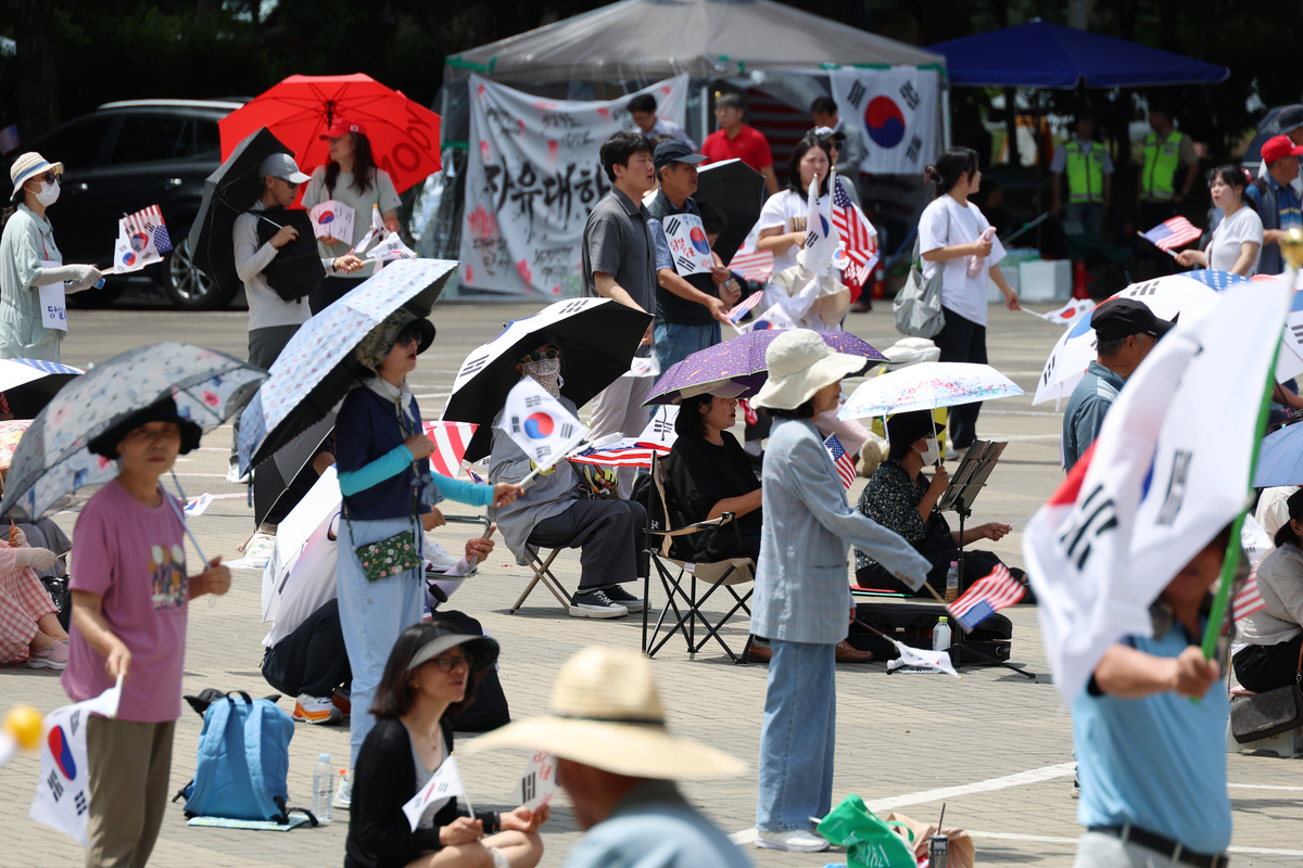 올림픽 시위 3주째…경찰 매일 250여명 투입하며 ‘상황 관리’ 장기화 전망