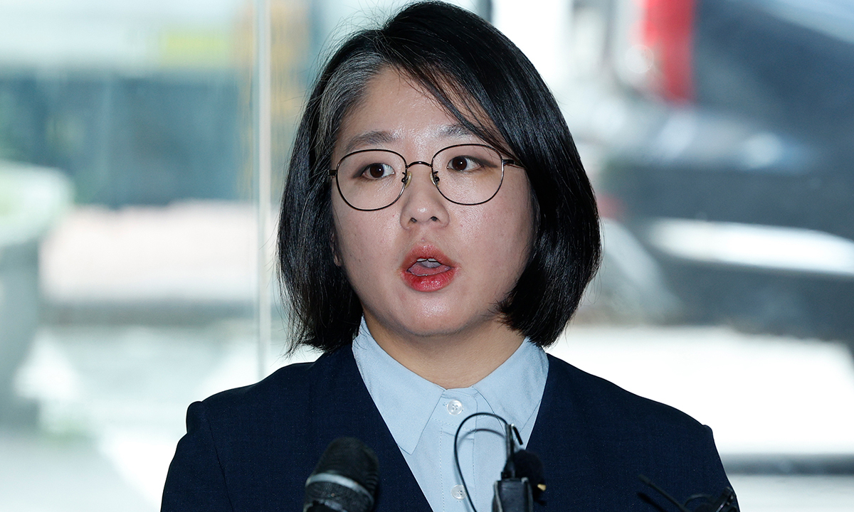 용혜인 ‘겸직 버티기’에… 與도 “벼락출세”