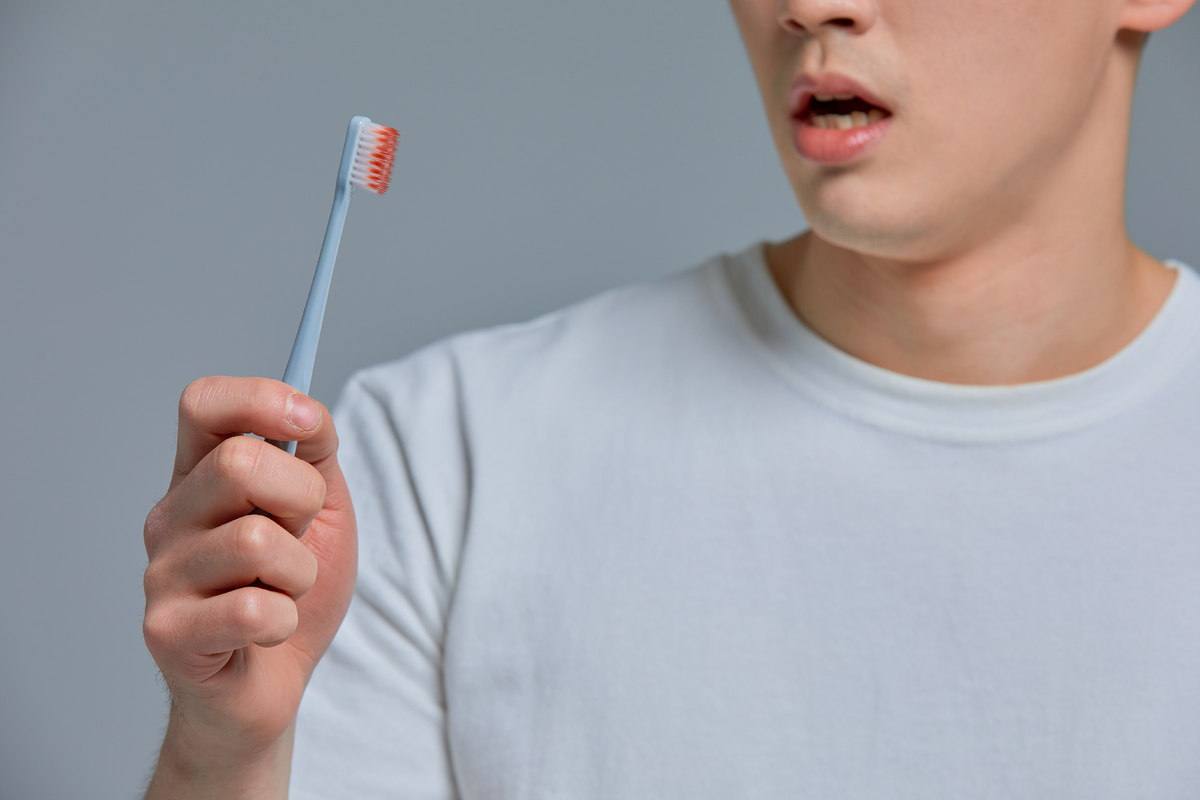 양치할 때 피가 난다면?…치주질환 알리는 잇몸의 경고
